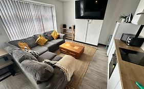 Town Center Willow Apartment - Sleeps Up To 10 - Dogs Welcome - 2 Minutes From Train Station