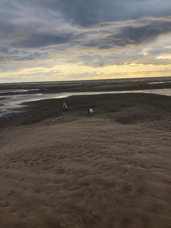 Town Center Willow Apartment - Sleeps Up To 10 - Dogs Welcome - 2 Minutes From Train Station Blackpool Exterior photo