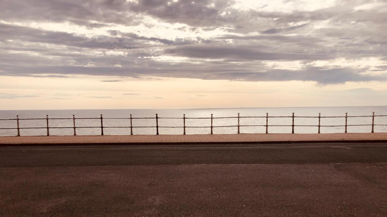 Town Center Willow Apartment - Sleeps Up To 10 - Dogs Welcome - 2 Minutes From Train Station Blackpool Exterior photo
