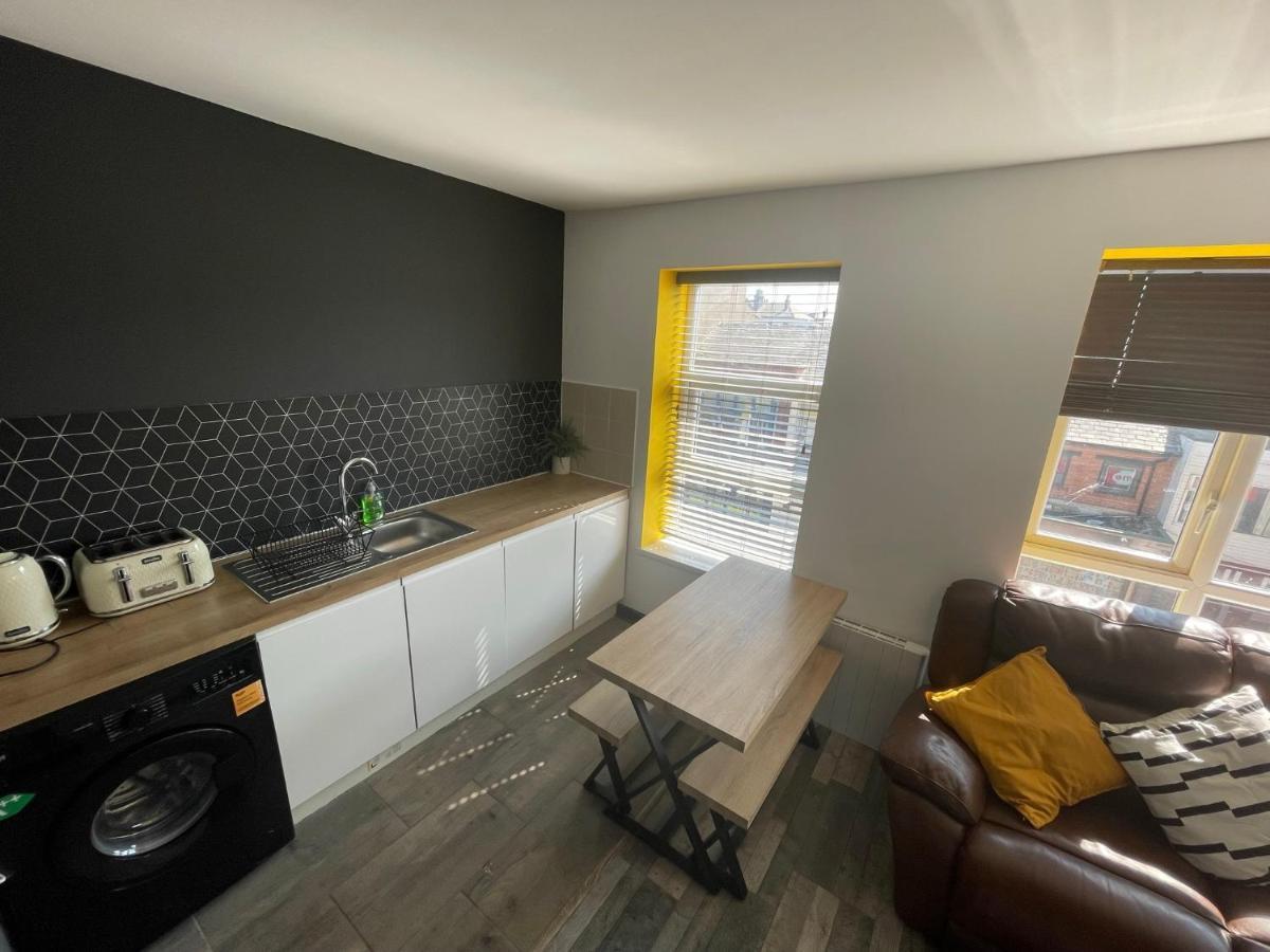 Town Center Willow Apartment - Sleeps Up To 10 - Dogs Welcome - 2 Minutes From Train Station Blackpool Exterior photo