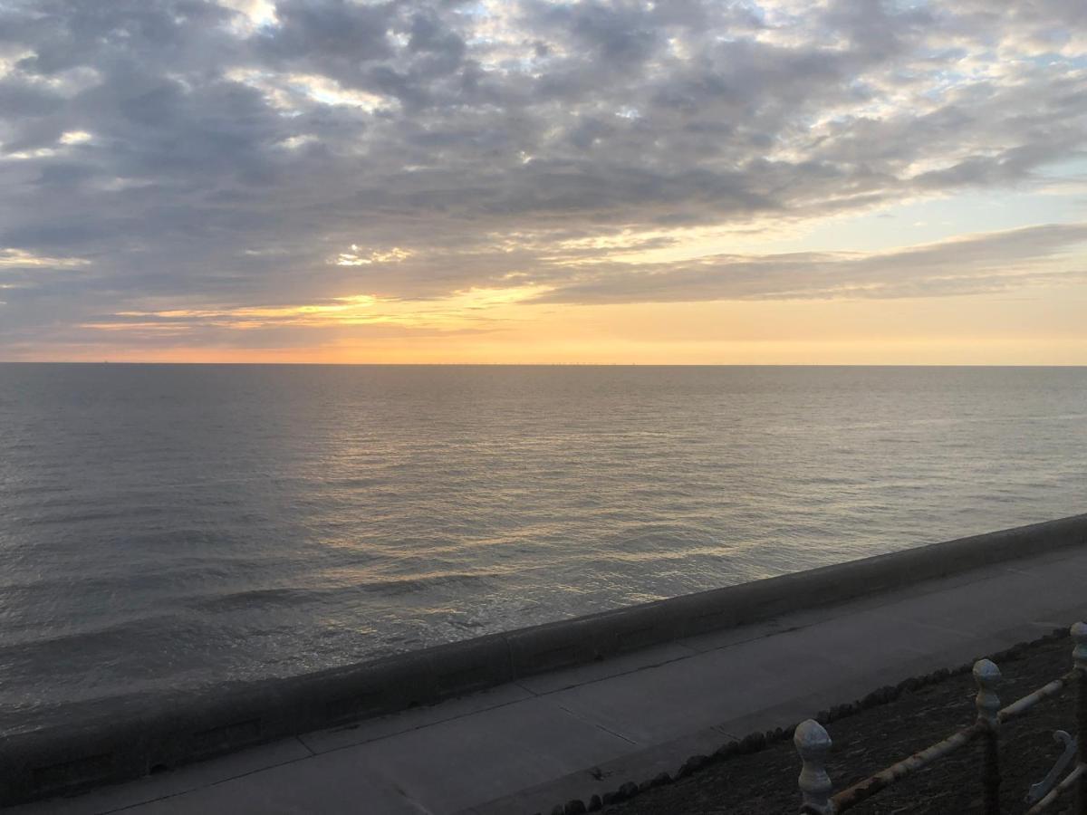 Town Center Willow Apartment - Sleeps Up To 10 - Dogs Welcome - 2 Minutes From Train Station Blackpool Exterior photo