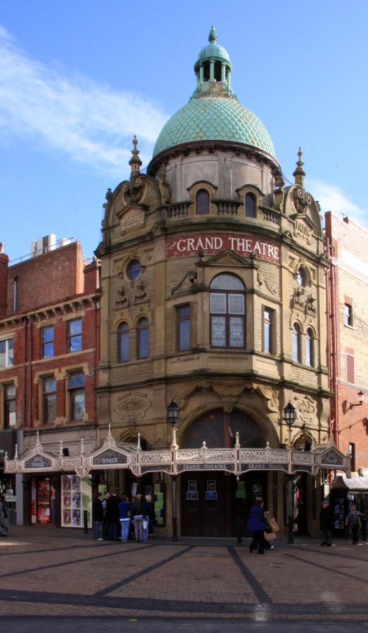 Town Center Willow Apartment - Sleeps Up To 10 - Dogs Welcome - 2 Minutes From Train Station Blackpool Exterior photo