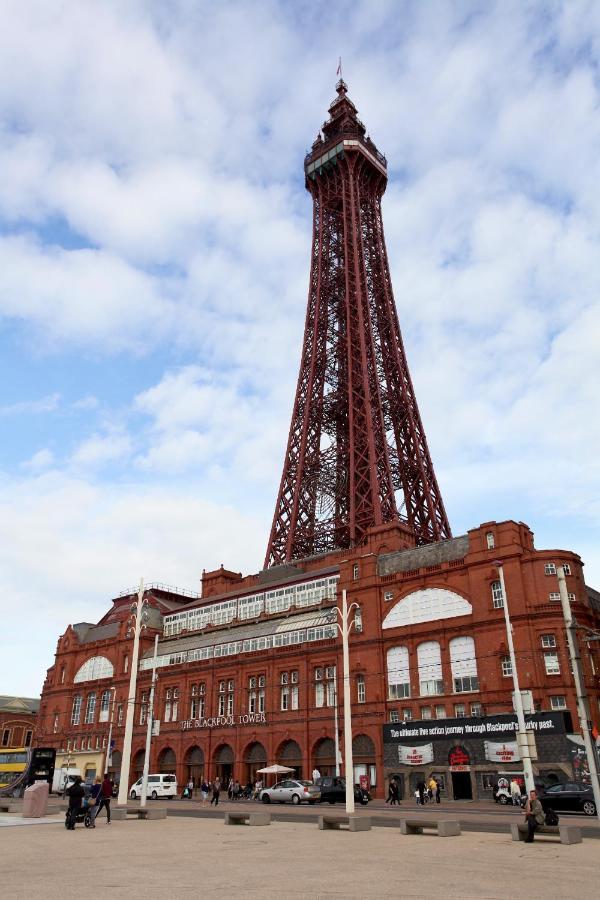 Town Center Willow Apartment - Sleeps Up To 10 - Dogs Welcome - 2 Minutes From Train Station Blackpool Exterior photo