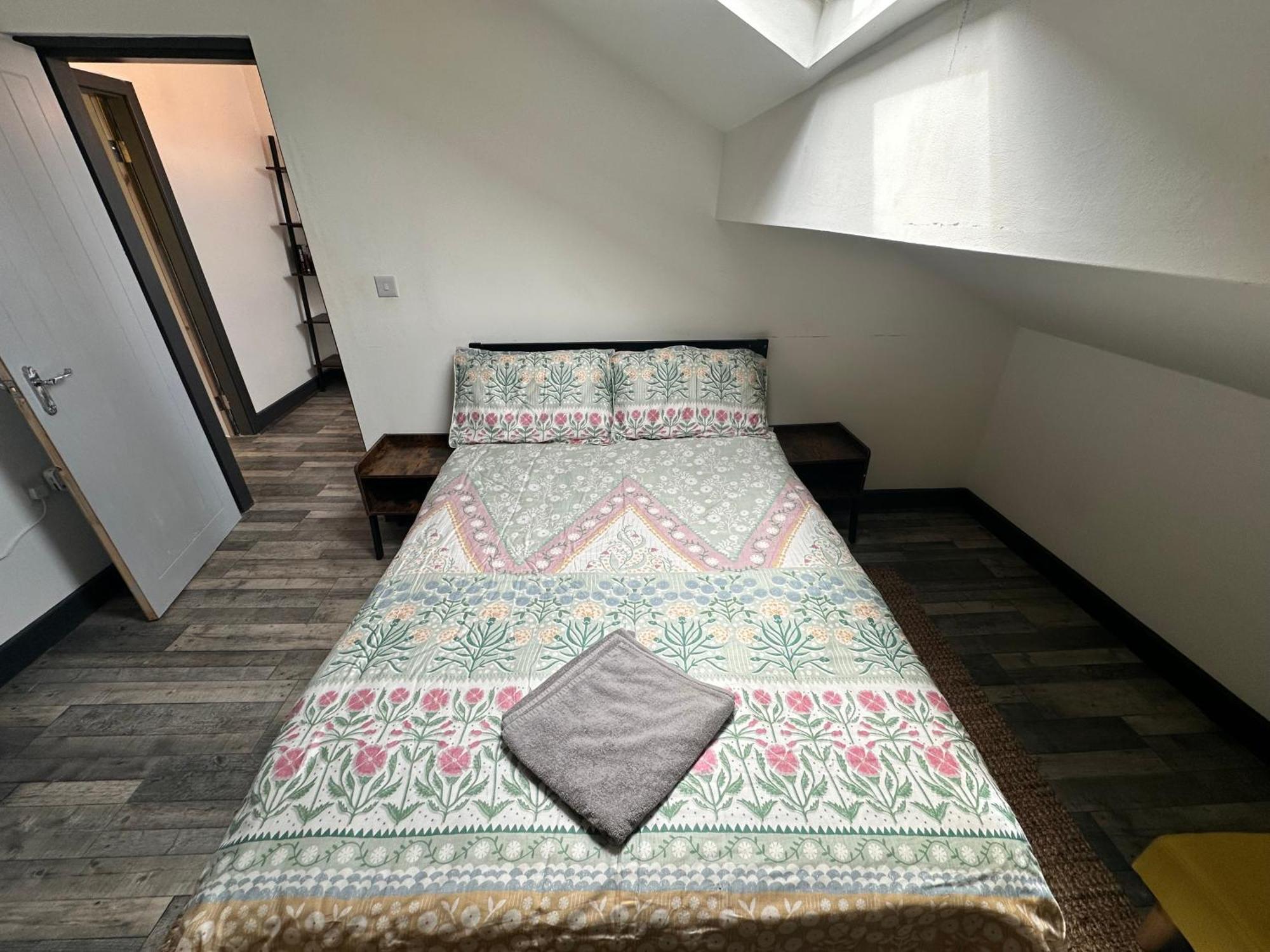 Town Center Willow Apartment - Sleeps Up To 10 - Dogs Welcome - 2 Minutes From Train Station Blackpool Exterior photo
