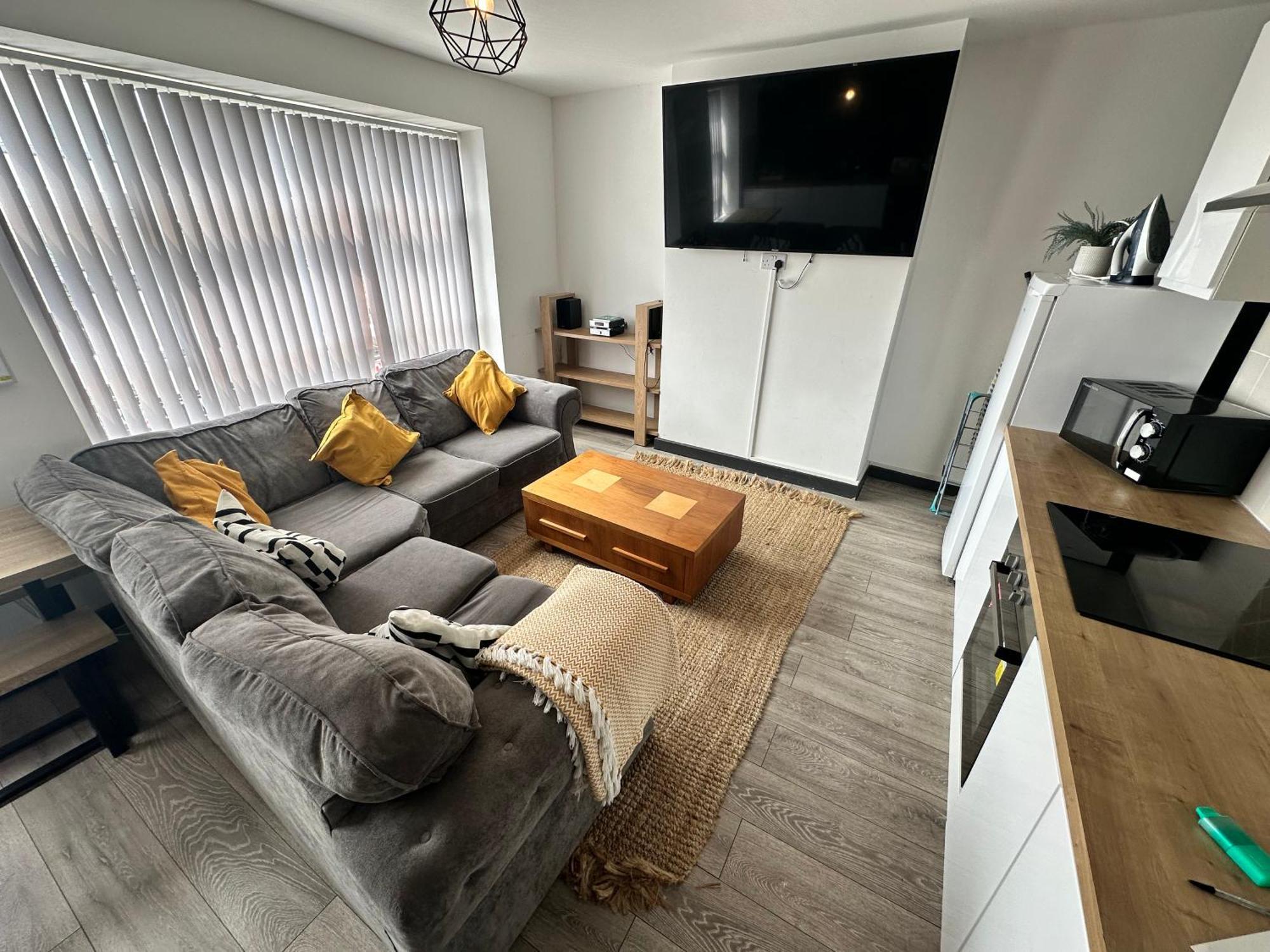 Town Center Willow Apartment - Sleeps Up To 10 - Dogs Welcome - 2 Minutes From Train Station Blackpool Exterior photo