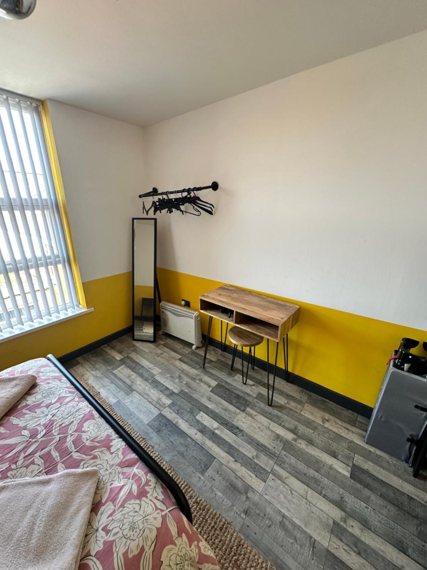 Town Center Willow Apartment - Sleeps Up To 10 - Dogs Welcome - 2 Minutes From Train Station Blackpool Exterior photo