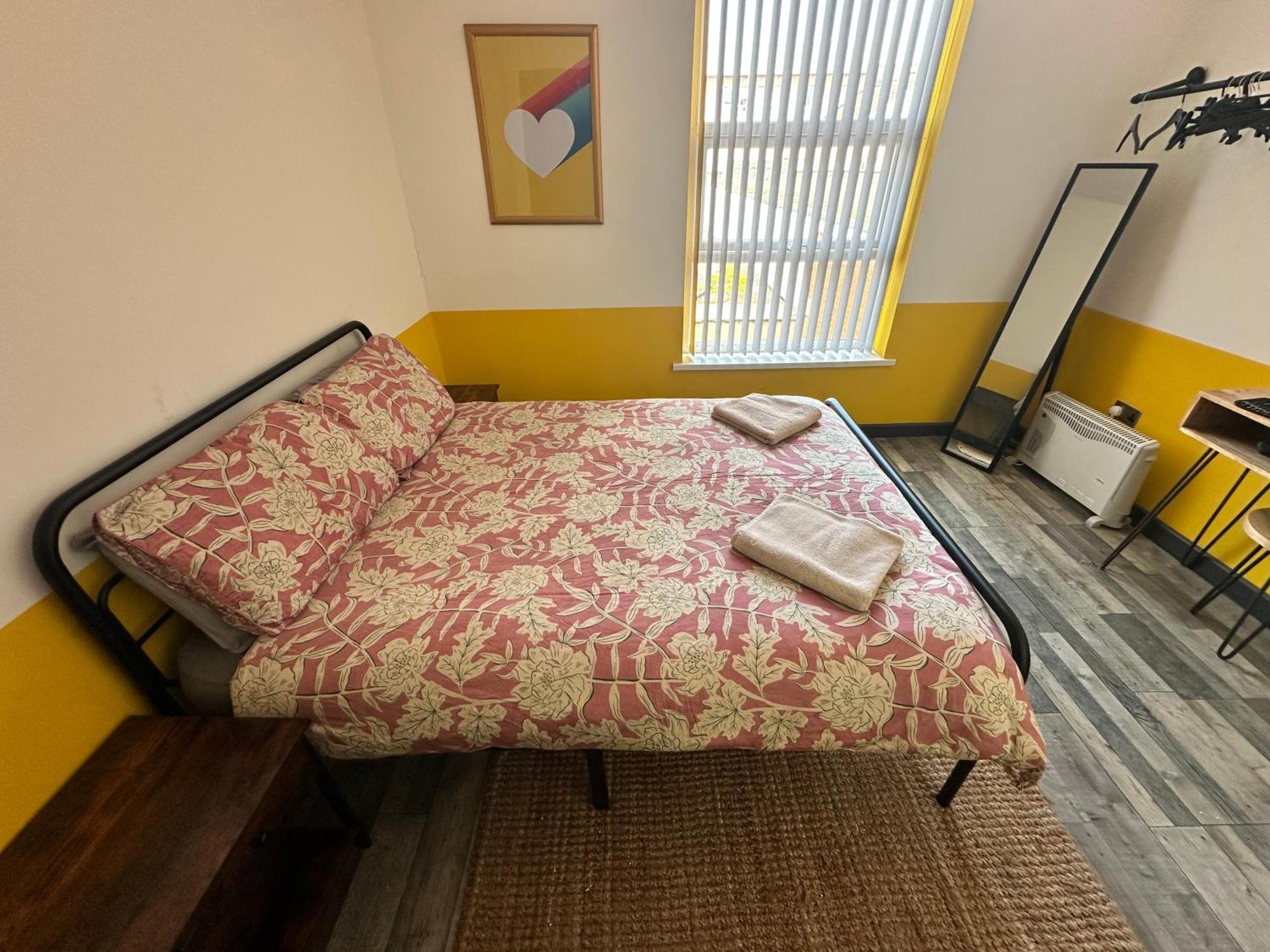 Town Center Willow Apartment - Sleeps Up To 10 - Dogs Welcome - 2 Minutes From Train Station Blackpool Exterior photo