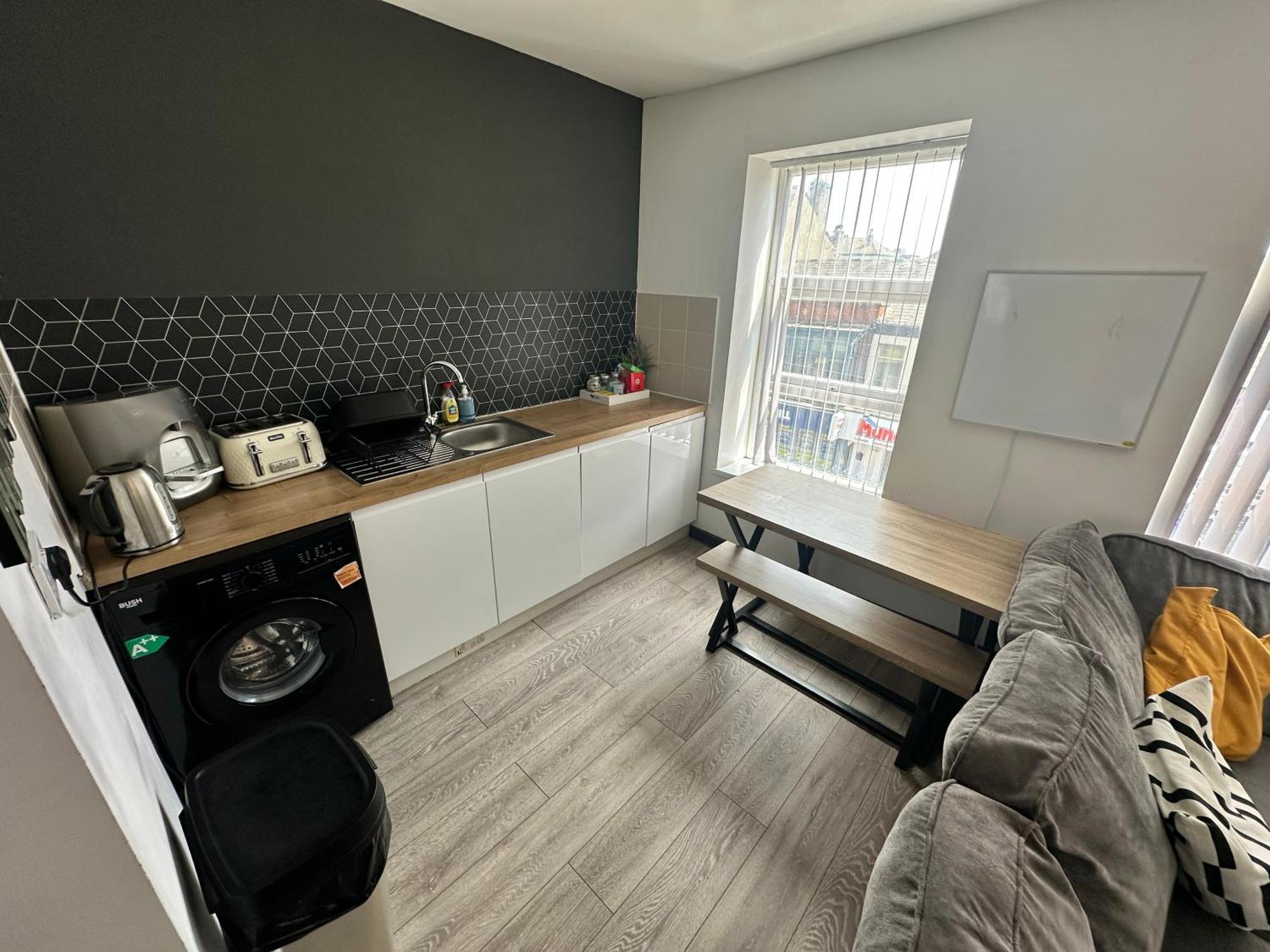 Town Center Willow Apartment - Sleeps Up To 10 - Dogs Welcome - 2 Minutes From Train Station Blackpool Exterior photo